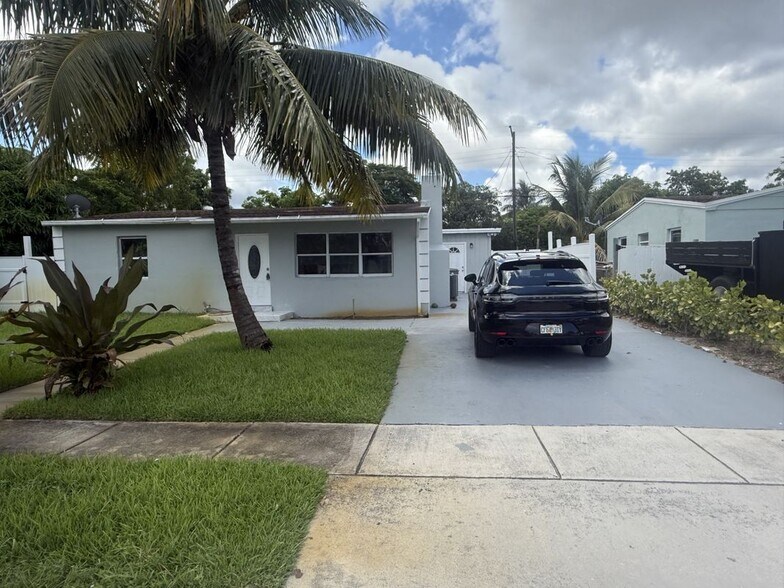 Building Photo - 2329 Fairway Dr