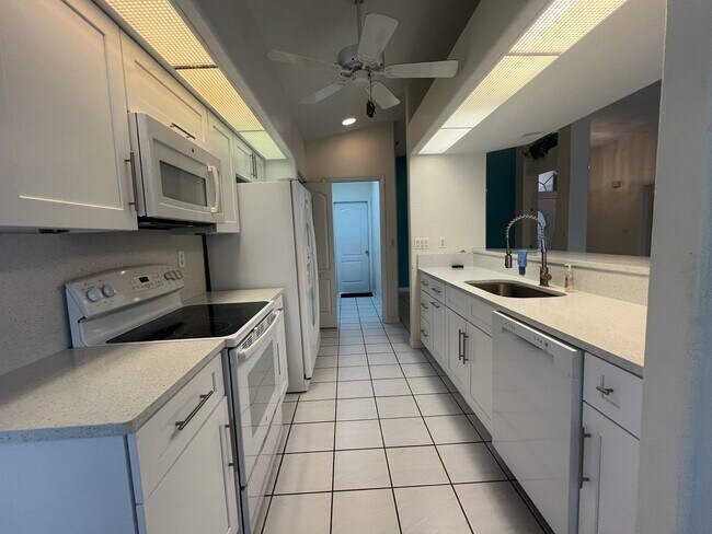 Building Photo - $2,350 ** AVAIL 7/15/25 ** LAKE SUZY ** 3 ...