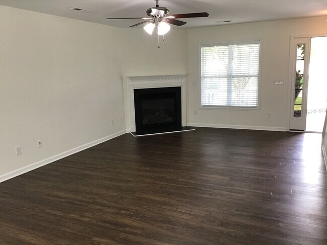 Building Photo - 2044 Longburn Dr