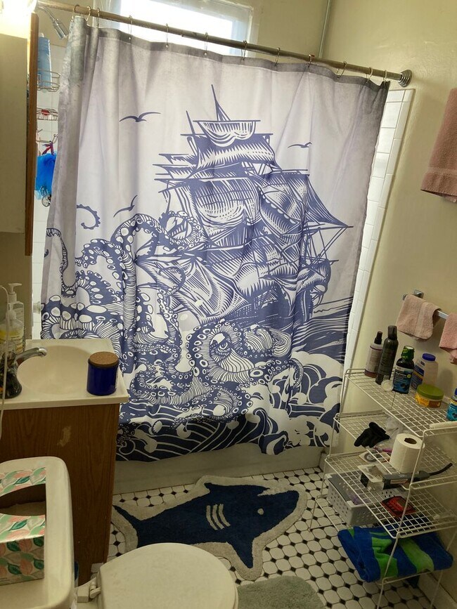 Building Photo - 601-03A E. Burleigh St.