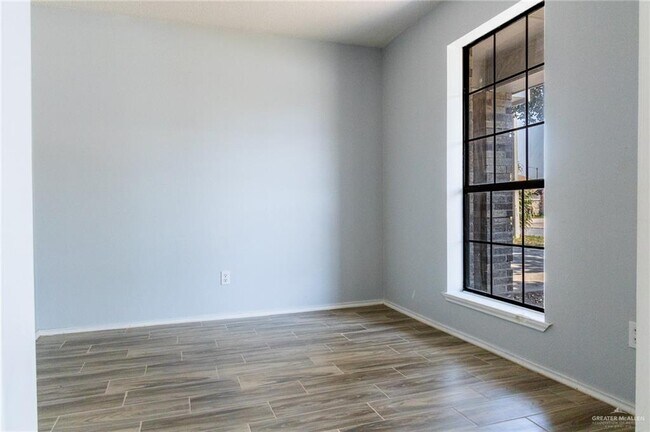 Building Photo - 2203 E Coma Ave