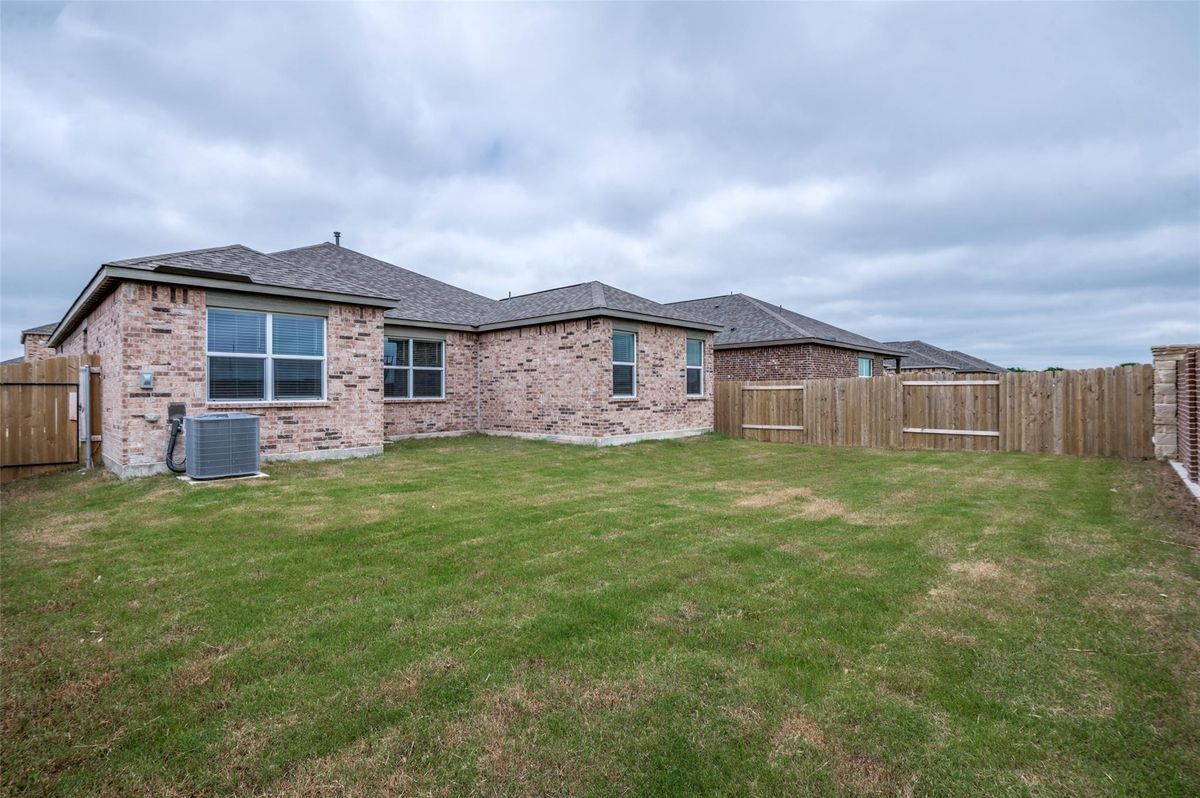 Building Photo - 925 Emerson Dr