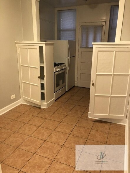 Building Photo - 6364 N Hermitage Ave