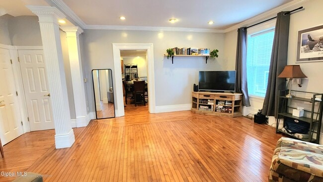 Building Photo - 76 Caroline St