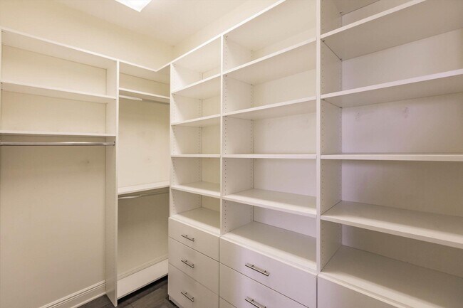 Building Photo - 820 Virginia Gardens Dr