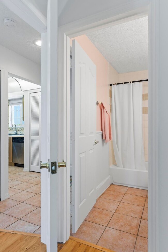 Building Photo - Fully Furnished Long Term Rental