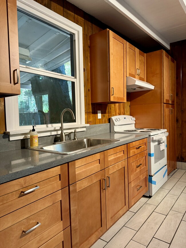 Building Photo - 1619 Oak Dr