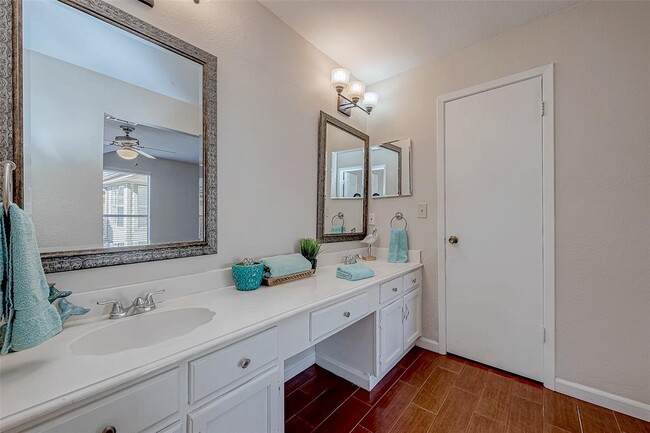 Building Photo - 2022 Highland Hills Dr