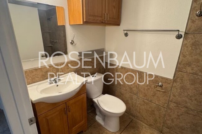 Building Photo - Beautifully updated 3-bedrooms, 2-baths ho...