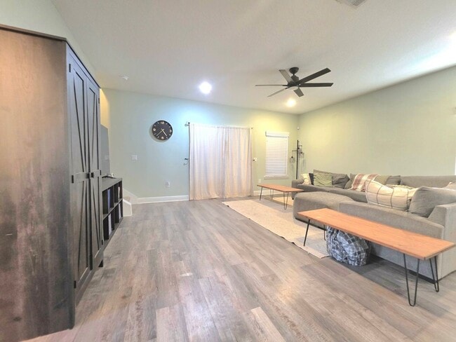 Building Photo - Splendid 3 Bed/2.5 Bath Home