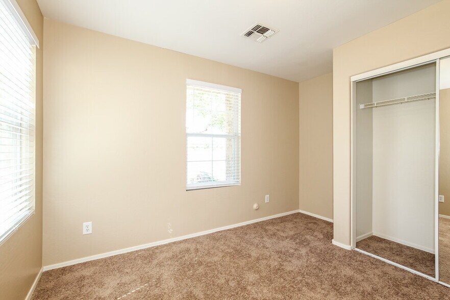 Building Photo - 5143 W Albeniz Pl