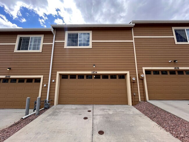Building Photo - 3 Bed 3 bath Town Home in 80910!