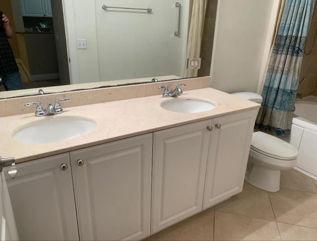 Bathroom bathtub - 1109 Renaissance Way