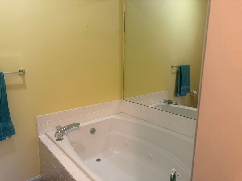 1st Floor bath whirlpool tub - 4193 Nantucket Dr