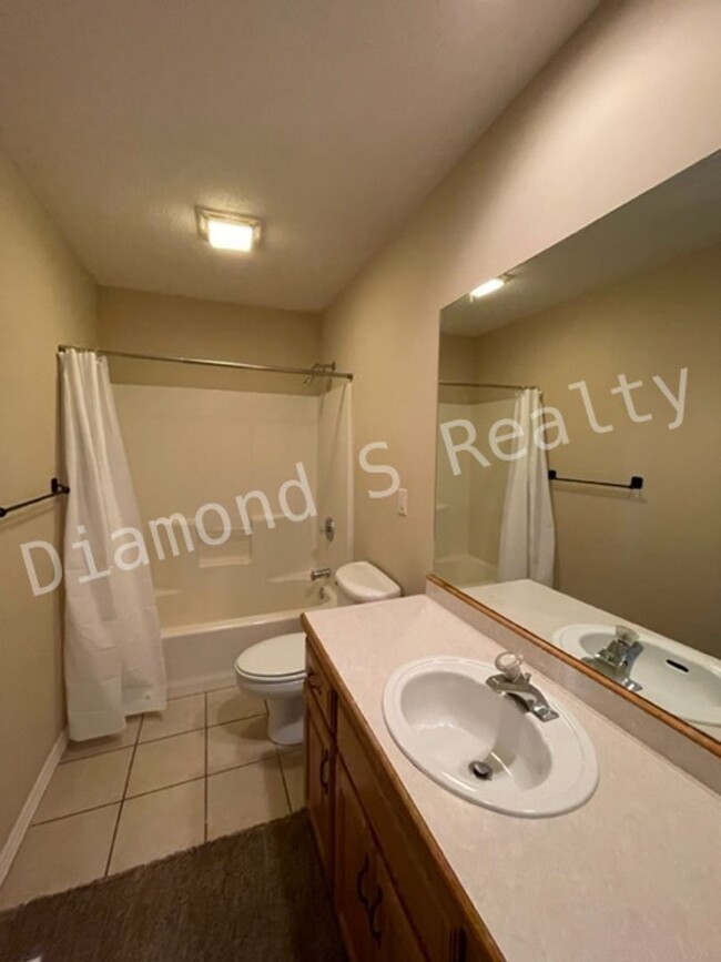 Building Photo - Lovely 3 bedroom home available!  Sequiota...