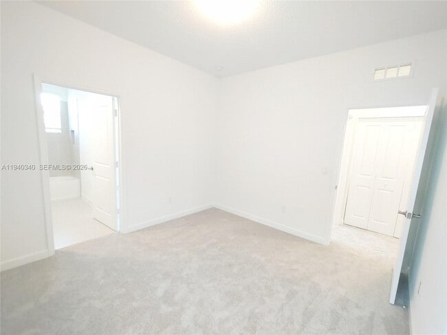 Building Photo - 400 SE Crossoak Ln