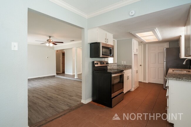 Building Photo - 3 BR/2BA | Newly Renovated Single Family Home | Large utility Room | In Dallas!