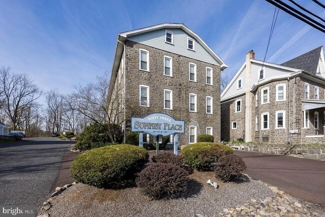 Building Photo - 3183 Main St.