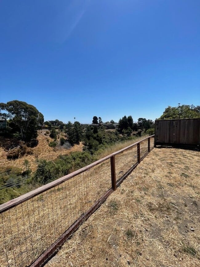 Building Photo - Four bedroom two and half bath on the uppe...