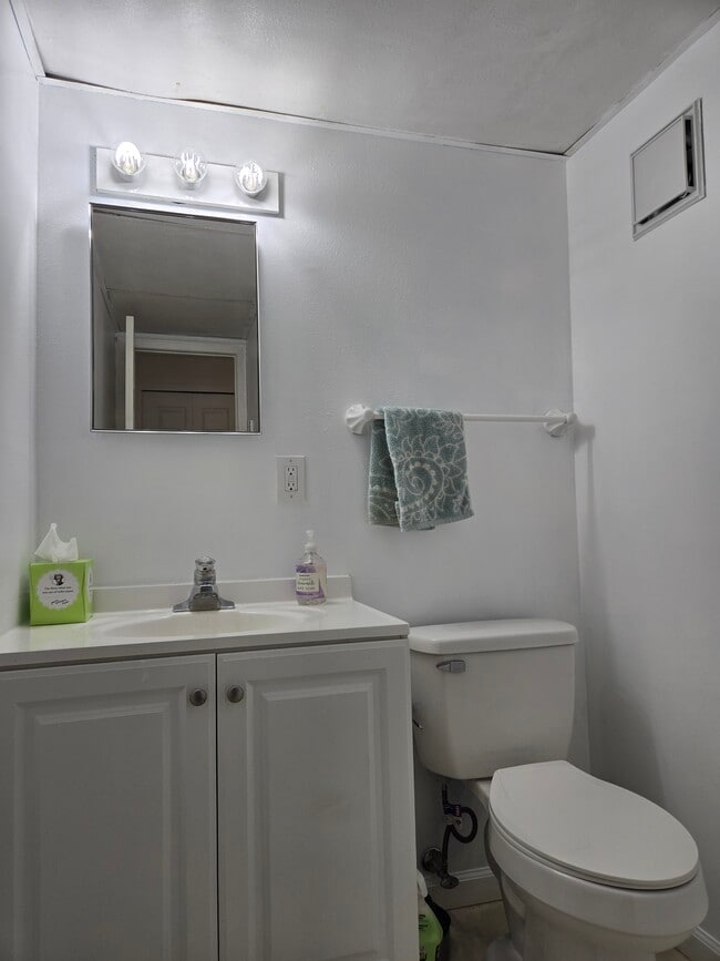 Building Photo - 1290 Redwood Cir