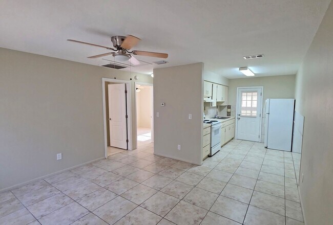 Building Photo - 2/1 Home in suberb location, pet friendly!