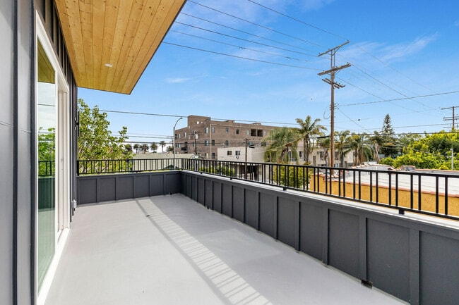 Building Photo - 603 N Harvard Blvd