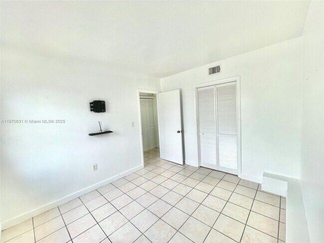 Building Photo - 110 Royal Palm Rd