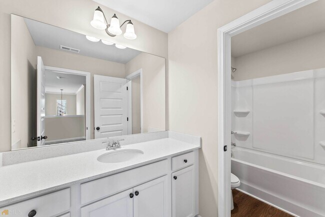 Building Photo - 755 Lakehaven Ln