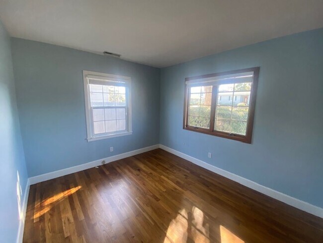 Building Photo - Inviting Pacific Grove Home!