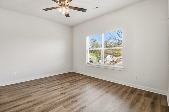 Building Photo - 3406 SE K St