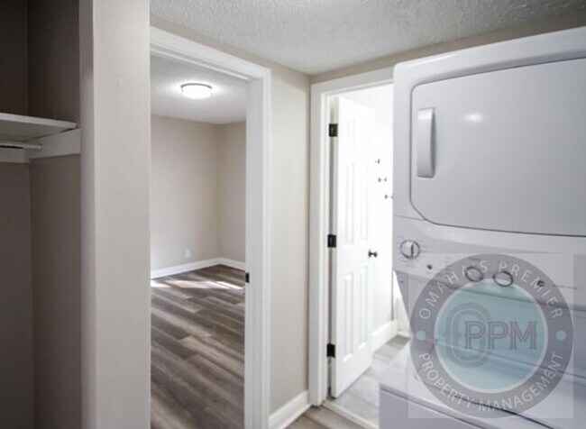 Building Photo - Updated Duplex Near Downtown! - 2 Bed / 1 Bath / 800SF