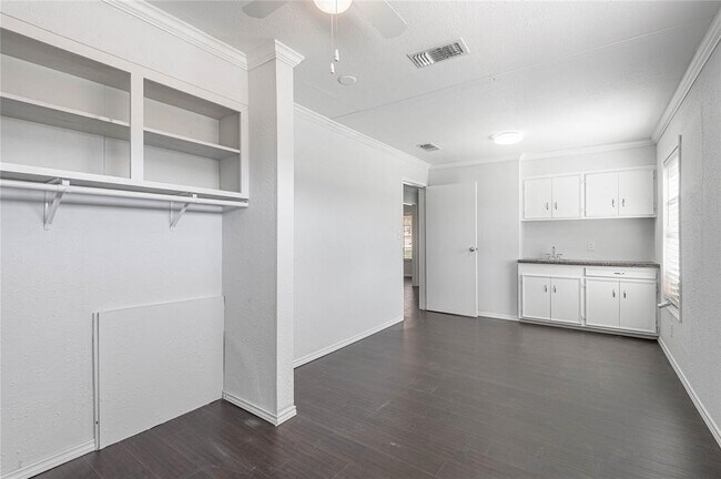 Building Photo - 2800 Lake Rd