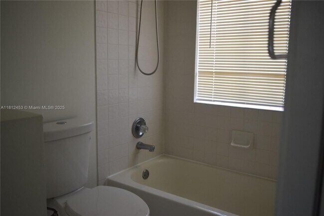 Building Photo - 991 Crestview Cir