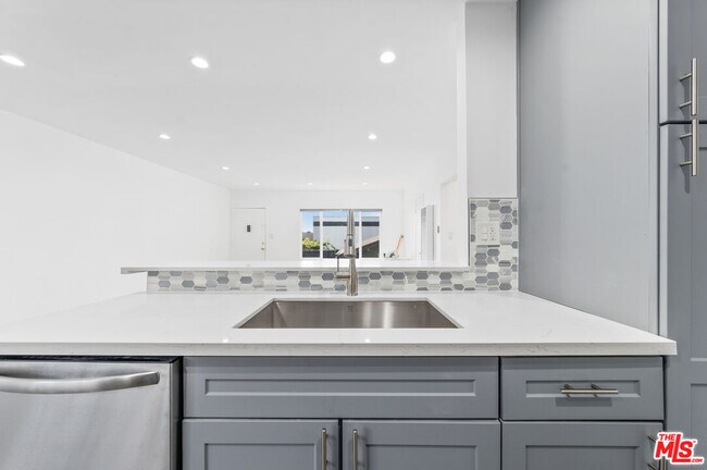Building Photo - 646 Tularosa Dr