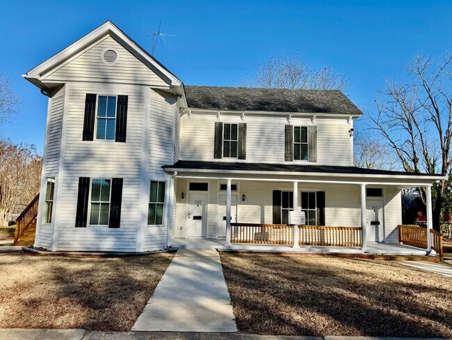 Building Photo - 218 College St