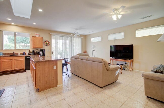 Building Photo - 15567 W Coral Pointe Dr