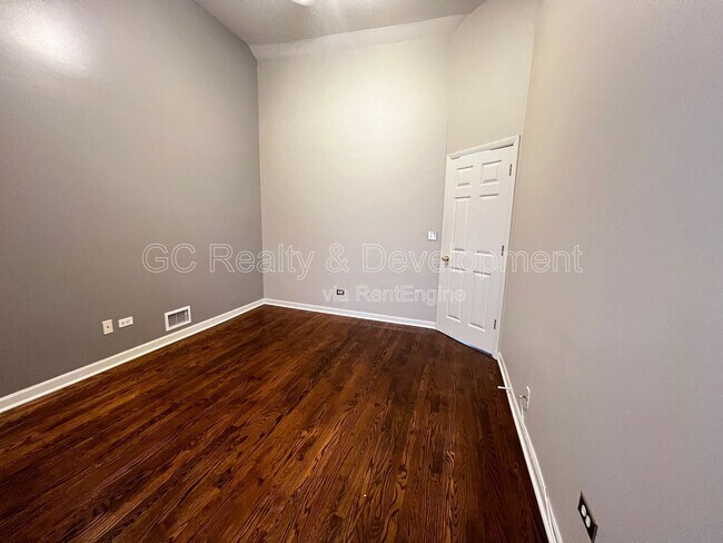 Building Photo - 819 N May St