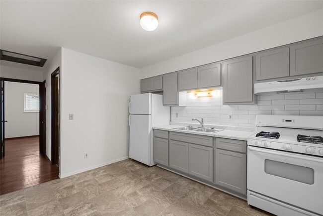 Building Photo - 3557 High Dr