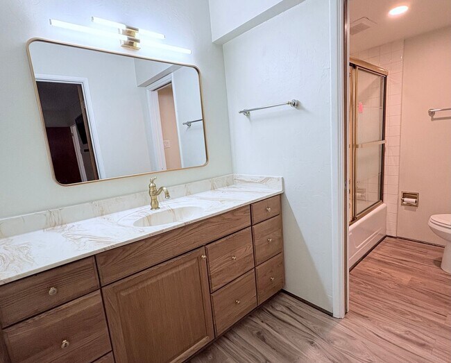 Building Photo - Lovely 2 Bedroom and 2 Bathroom Condo w/ Den! Lots of Space! *SPECIAL OFFER 2 Weeks Free Rent*