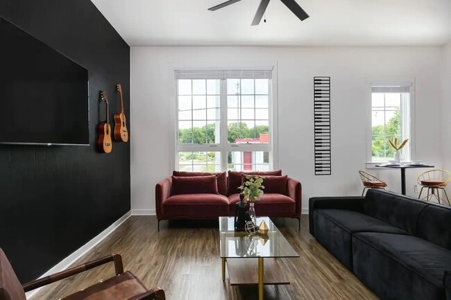 Building Photo - 738 Douglas Ave