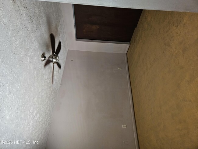 Building Photo - 1200 Bretta St