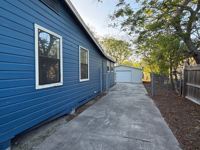 Building Photo - THREE BEDROOM TWO BATH TWO CAR GARAGE