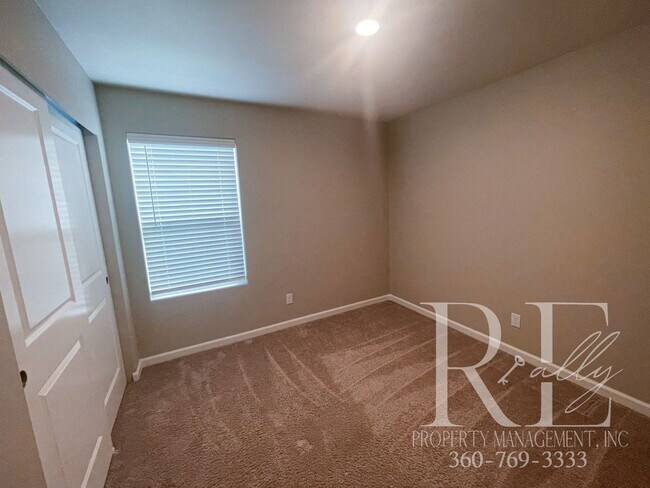 Building Photo - Spacious 4 Bedroom In Prime Location!