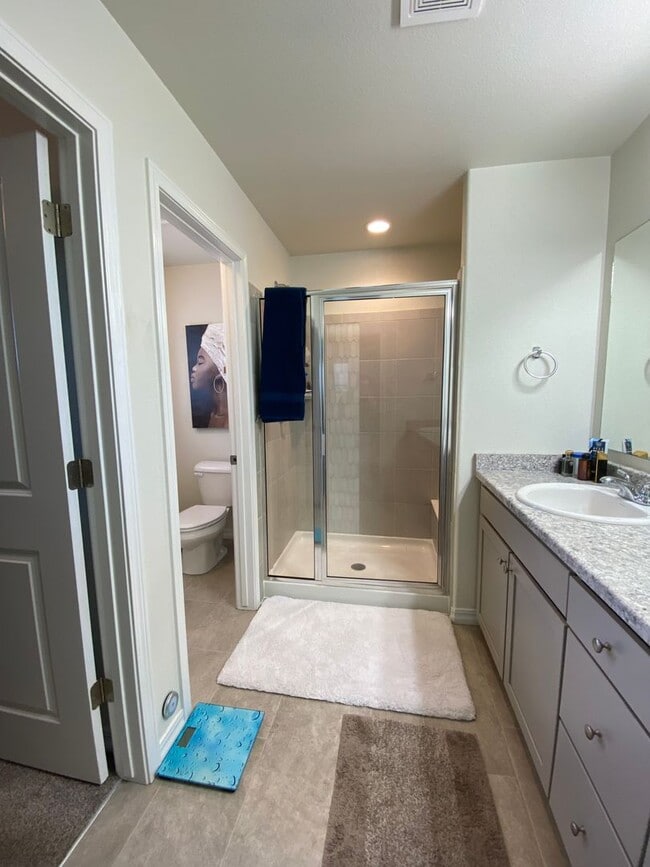 Building Photo - Stunning 3 Bedroom in NE Springs!