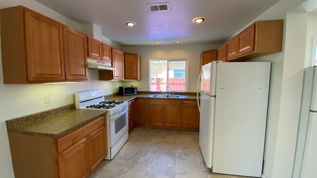 Building Photo - Huge 6BD/3BA on 63rd! (Lease out, pending ...