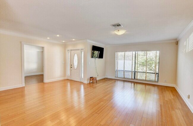 Building Photo - 17768 Maplewood Dr