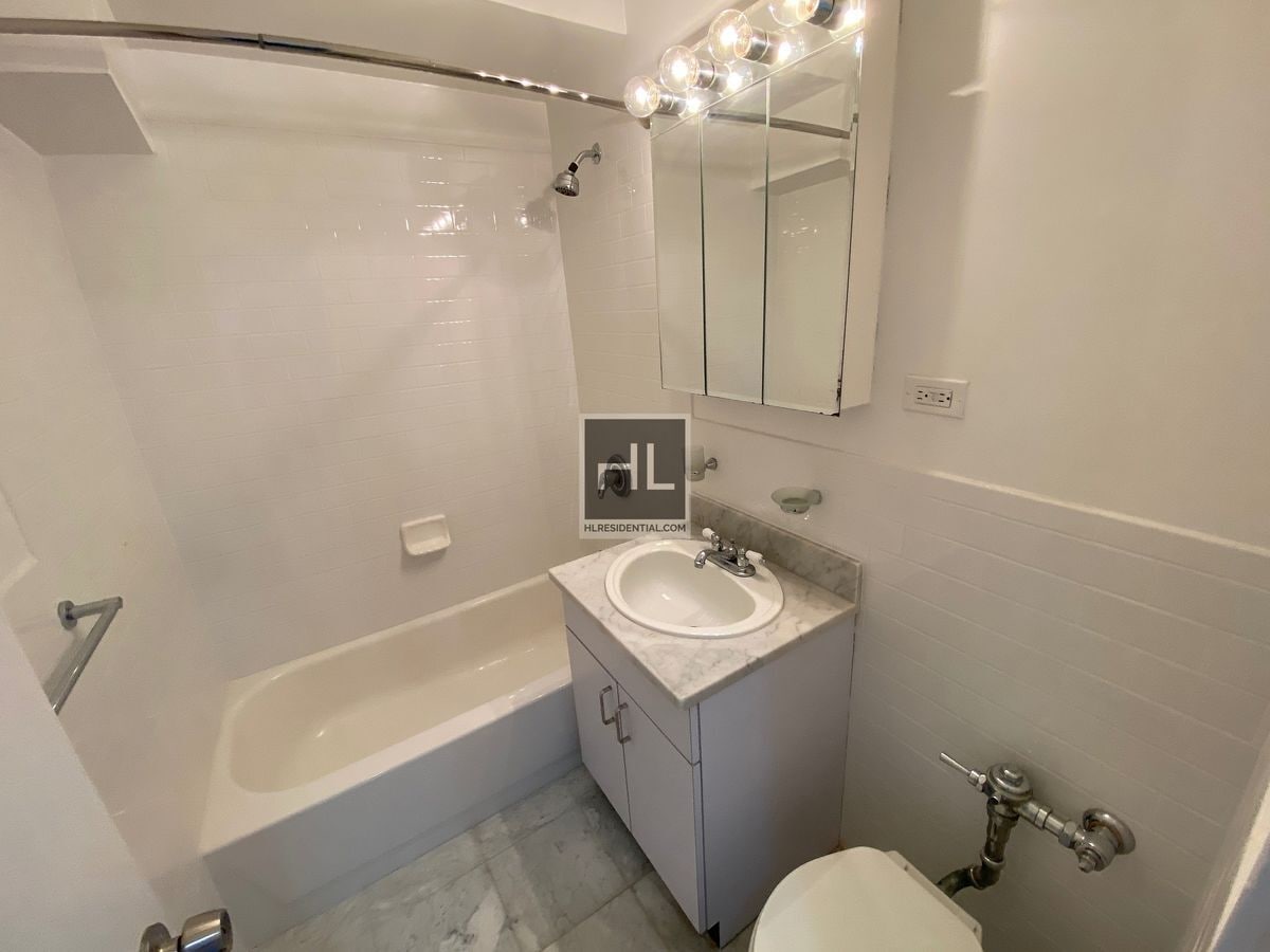 Building Photo - 5 AVENUE