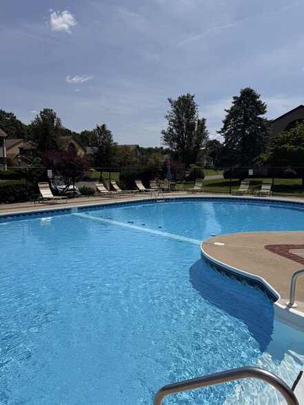 Building Photo - 61 Pine Grove Dr
