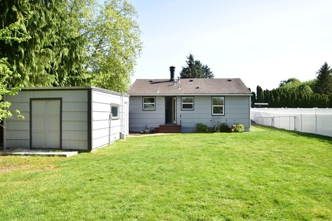 Building Photo - Updated 2 Bed 1 Bath on Large lot with Fenced Backyard and detached Garage!