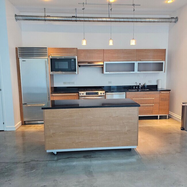 Building Photo - High Rise condo in the heart of the Arts D...